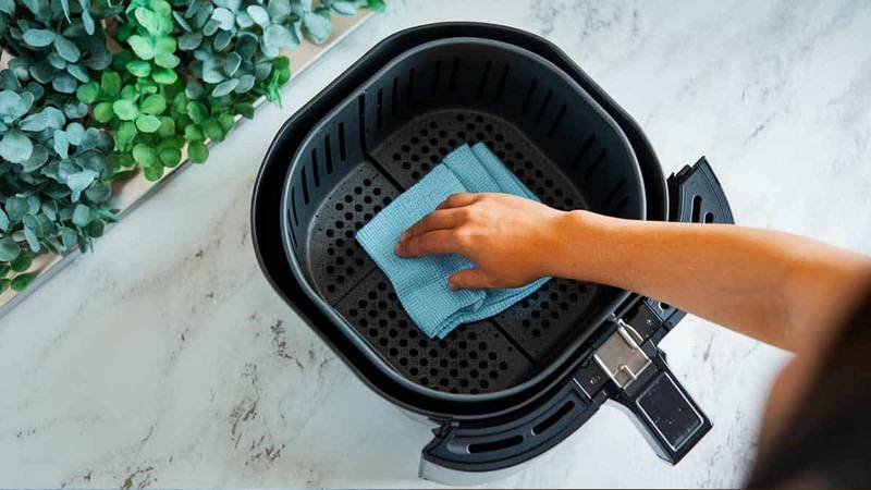 airfryer l'astuce de ma mère pour nettoyer votre friteuse à air pendant le repas va vous simplifier la vie
